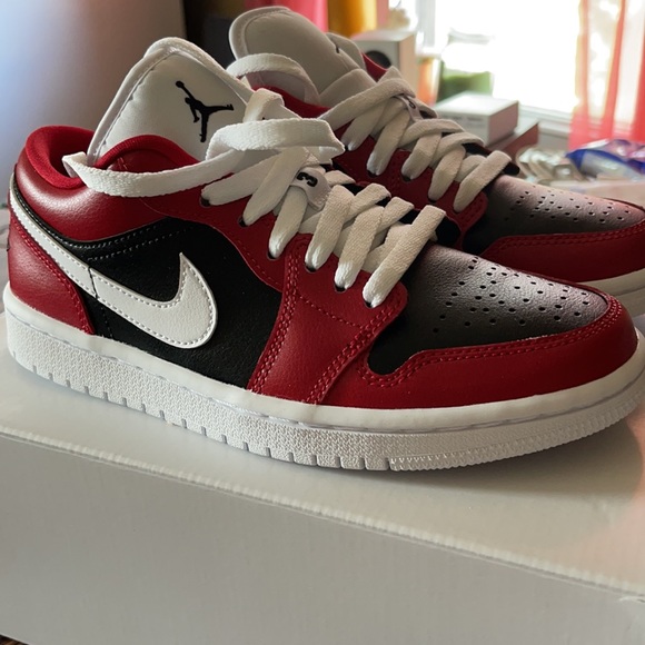 Jordan red white back woman size 6.5 - Picture 2 of 4